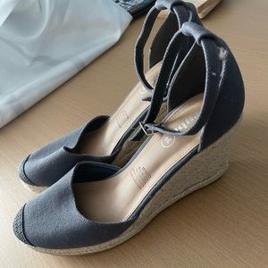 Australians brand Rubi cute wedged sandals